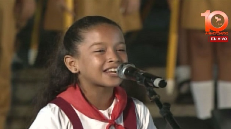 Una niña de cuarto grado leyó el poema "Ya estamos en combate" en honor a Santiago de Cuba.