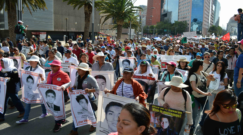Los padres de los estudiantes de la rural de Ayotzinapa exigen al Gobierno la aparición con vida de sus hijos.