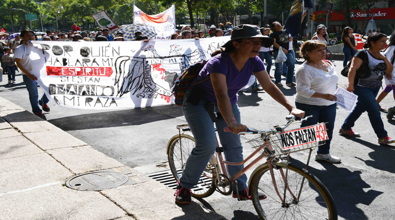 Esta chica marchó en su bicicleta exigiendo la aparición con vida de los 43 estudiantes de Ayotzinapa. 