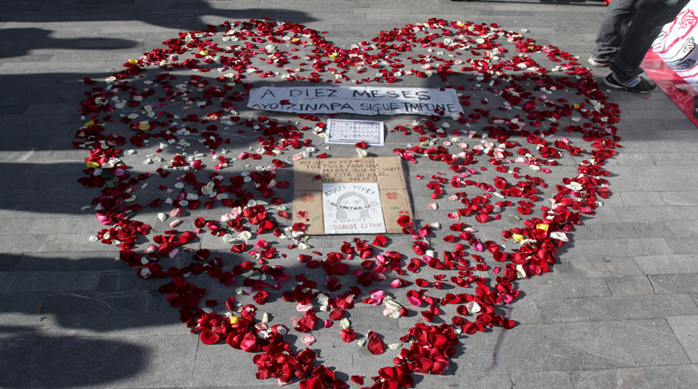 Con este emotivo corazón hecho con pétalos de rosas los familiares y amigos recuerdan los 10 meses de la desaparición de los normalistas de Ayotzinapa.