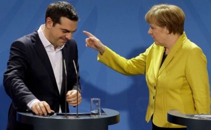 La canciller alemana Merkel y el primer ministro griego Tsipras salen después de una conferencia de prensa en Berlín