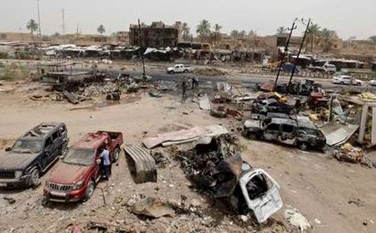Residentes observan el sitio de un ataque suicida perpetrado el pasado 18 de julio en Khan Bani Saad, al noreste de Bagdad; los megabancos de Wall Street han intentado bursatilizar el terrorismo, y ahora los desastres naturales.