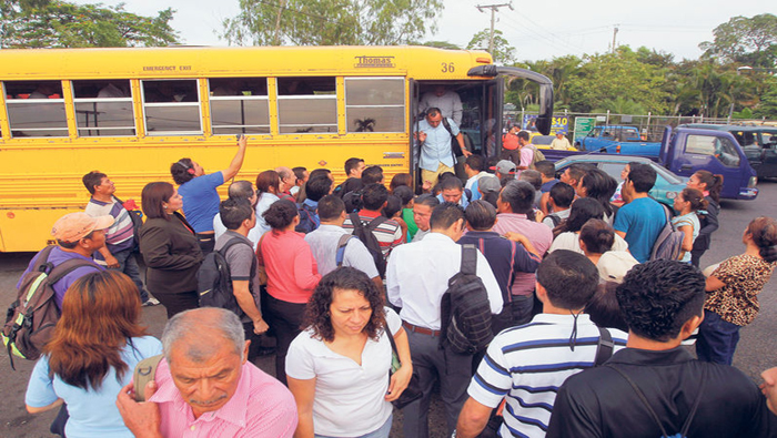 Decenas de salvadoreños esperan ser trasladados en los vehículos que dispuso el Gobierno.