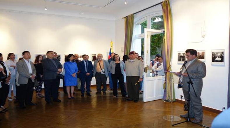 En París, la Embajada de Venezuela organizó una exposición fotográfica sobre las visitas del Comandante de la Revolución Bolivariana a Francia.