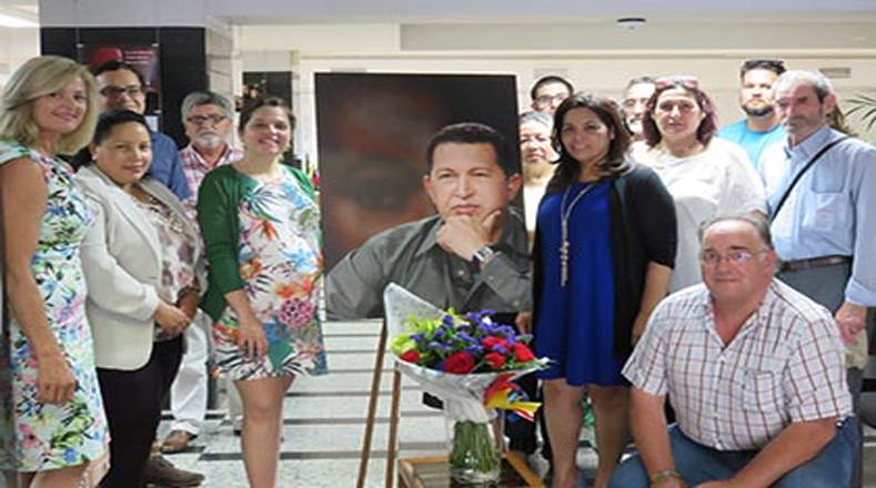 El Consulado General de Venezuela en Galicia presentó el libro "Cuentos del Arañero", y rindió homenaje con una ofrenda floral al Comandante Hugo Chávez.