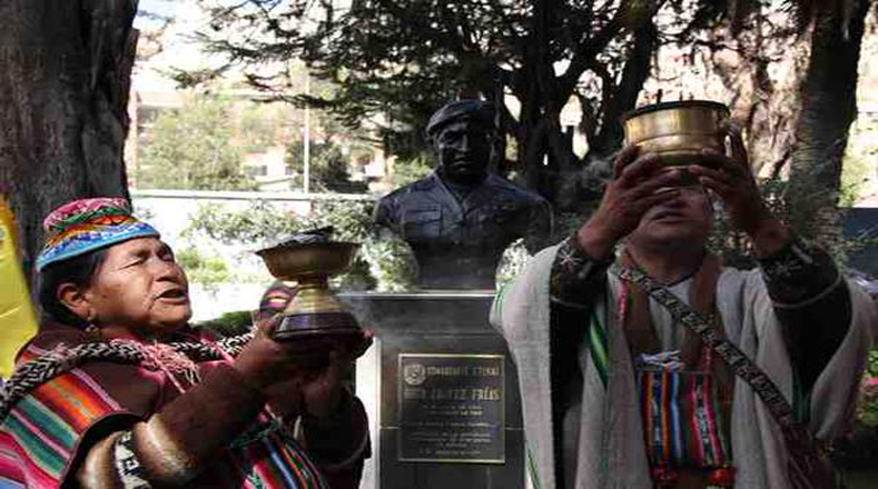  El pueblo boliviano recordó al líder de la Revolución Bolivariana con una ofrenda floral y una k