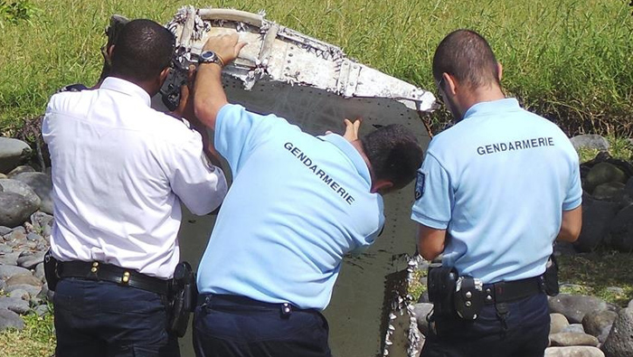 Miembros de la Gendarmería francesa inspeccionan el resto de un avión no identificado en la isla La Reunión.