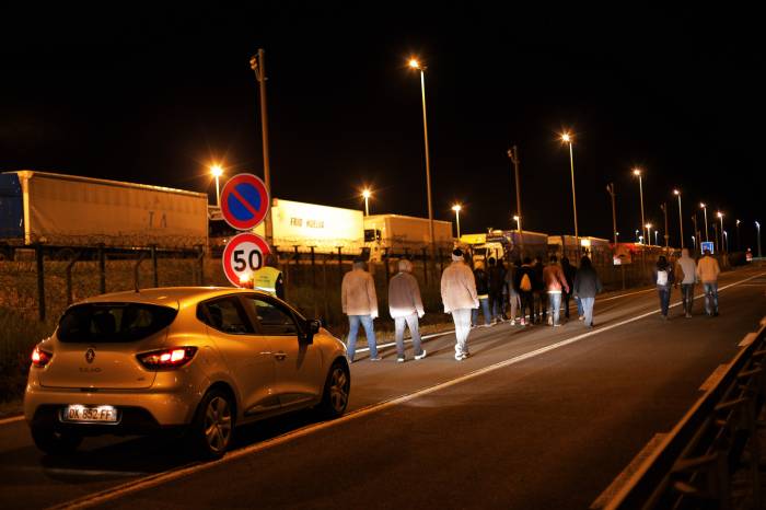 En la noche de este jueves trataron de pasar un millar de personas por el Eurotunel.
