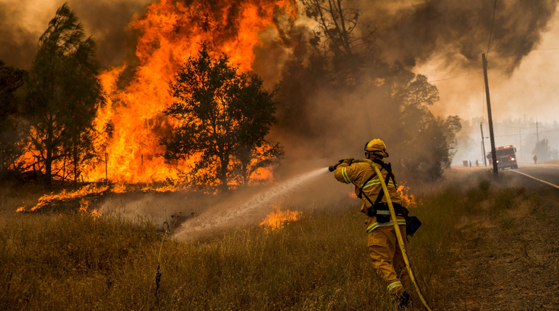 La agencia de protección contra incendios de California informó que las llamas comenzaron el miércoles en la tarde y están amenazando decenas de edificios.