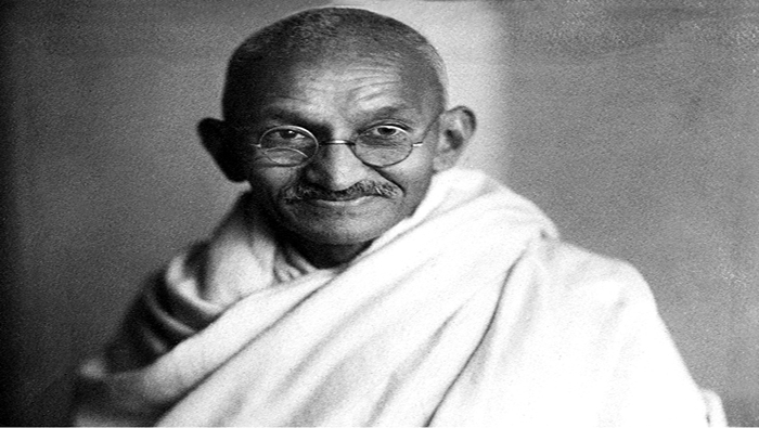 Gandhi fue víctima de atropellos en Sudáfrica y se inspiró en el novelista ruso León Tolstoi.