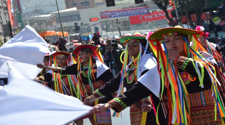 Desde primeras horas de la mañana, más de 30 mil estudiantes de todas las carreras de la UMSA desfilon por las principales calles de La Paz.