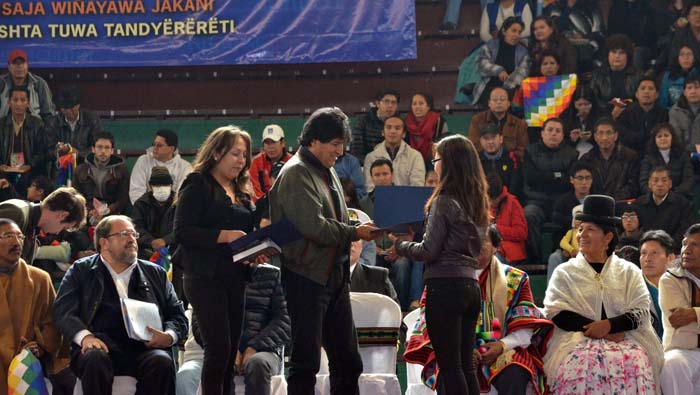 El presidente Evo Morales asistió a la graduación del curso inicial de idiomas nativos a funcionarios públicos.
