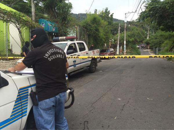 Al menos 5 muertos en un ataque en una cancha de fútbol en El Salvador.