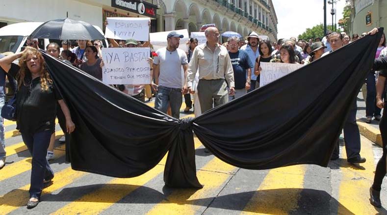  Periodistas y fotoperiodistas se movilizaron por la calles de Xalapa para repudiar el hecho. 