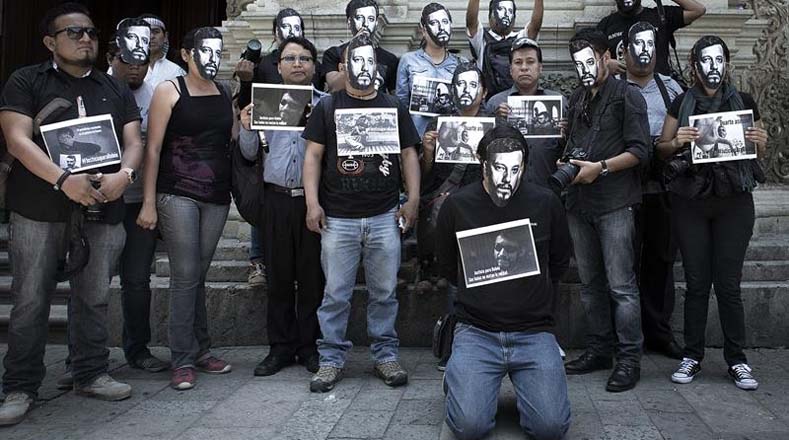 Con la imagen de Espinosa en el rostro, fotógrafos y periodistas demandaron justicia por su compañero. 
