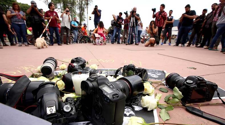 En Guadalajara colocaron velones, flores, imágenes del fotoperiodista y cámaras para recordarlo. 