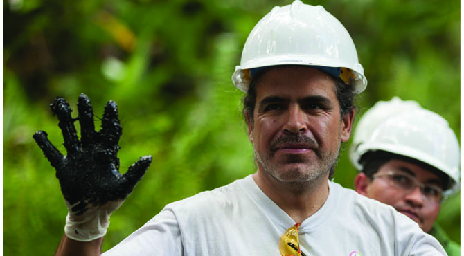 El vicecanciller Ecuatoriano constató la contaminación que permanece en la amazonia ecuatoriana.