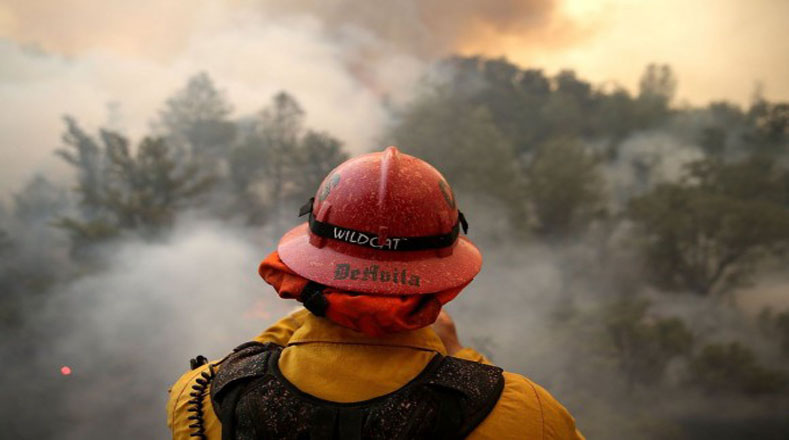 Un bombero lucha contra las llamas en California.