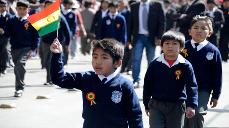 Los estudiantes del nivel inicial, en Oruro, desfilaron con tarkas, zampoñas y bandas estudiantiles de guerra.