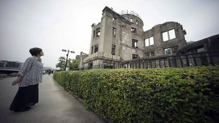 Kimie Mihara, sobreviviente del bombardeo atómico de 1945, observa el domo conmemorativo en Hiroshima, el pasado 3 de julio.
