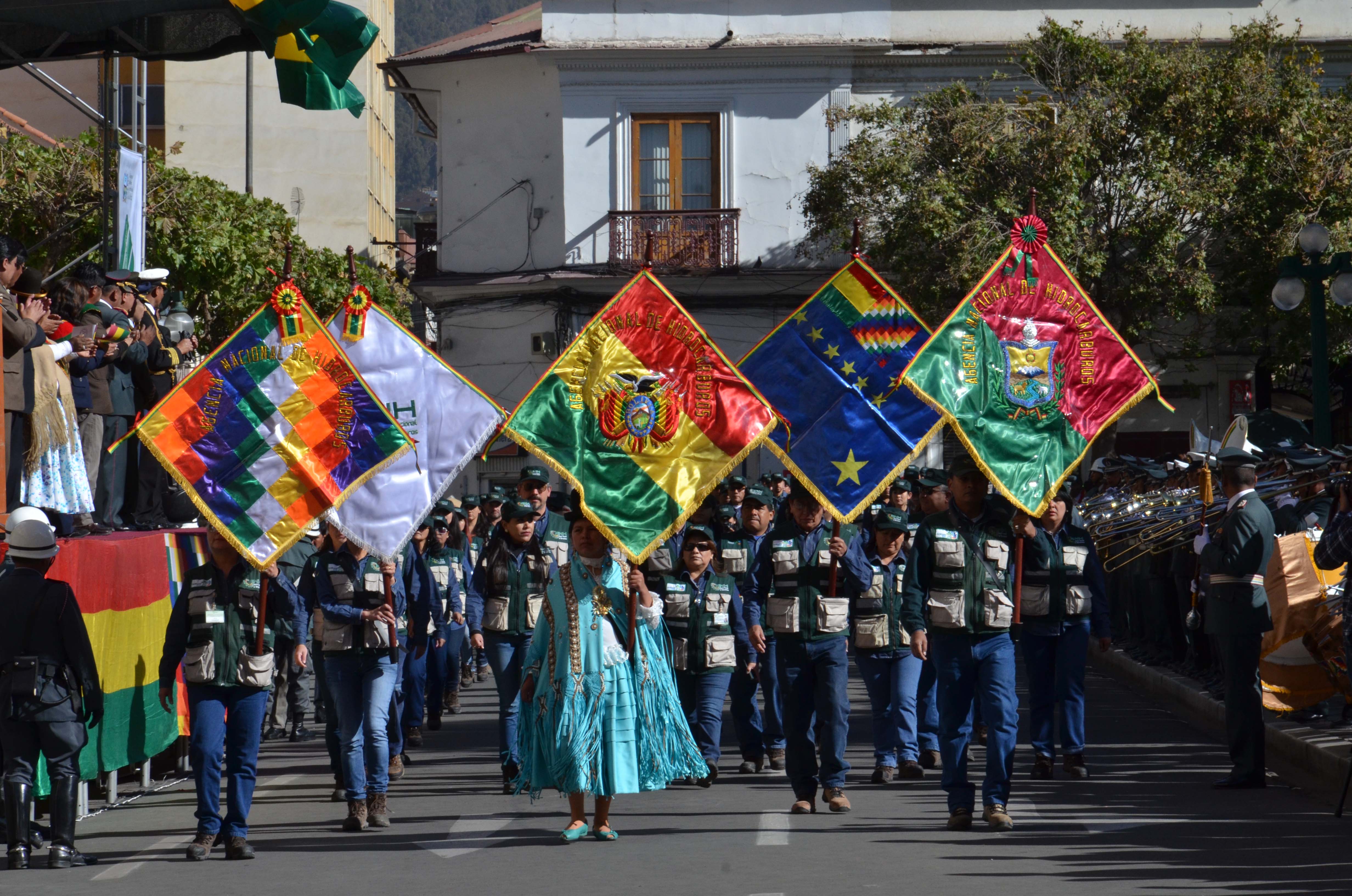 El desfile cívico en homenaje a los 190 años de creación de Bolivia, en el que participan al menos 89 instituciones.
