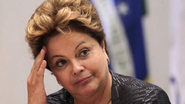 Tras el escándalo de corrupción que se inició en los últimos meses de la campaña presidencial de 2014, en la estatal Petrobras, la presidenta de Brasil se enfrenta a los medios de comunicación y a los partidos de derecha del país que intentan generar rechazo hacia su gestión presidencial.