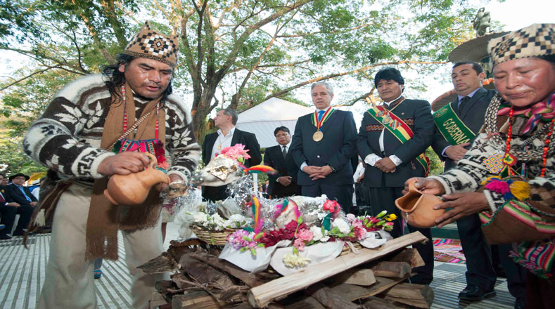 El presidente Evo Morales en los actos de homenaje por la independencia de Bolivia, ceremonia interreligiosa, en la plaza principal Mariscal José Ballivian.