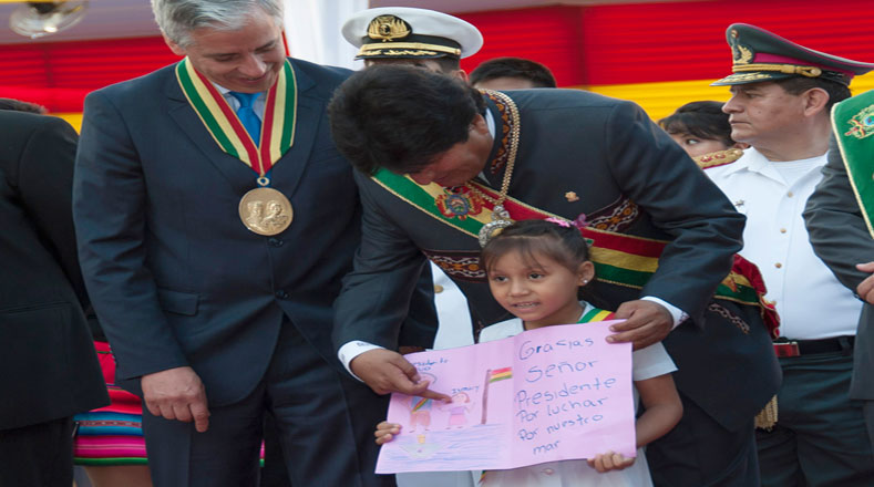 Una niña agradece al Presidente Morales su lucha por una salida soberana al mar.