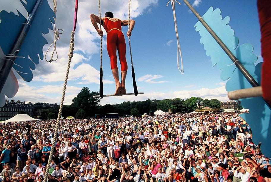 Miles de personas se reúnen para disfrutar de las diferentes propuestas que ofrecen los festivales.