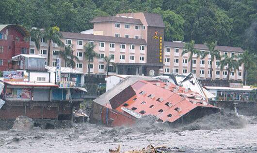 Las fuertes lluvias han causado destrozos en la isla.