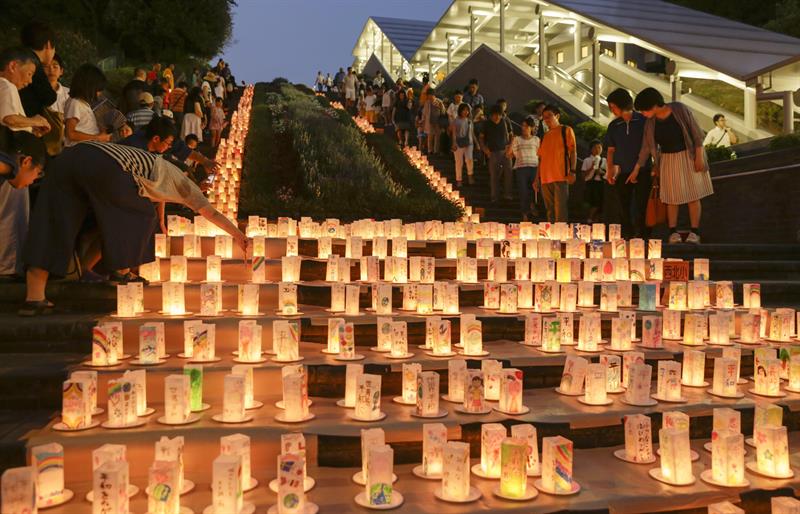 En la víspera del 70 aniversario del ataque nuclear, se han colocado linternas en el Parque de la Paz.