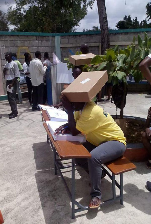 Casi seis millones de haitianos están llamados a las urnas este domingo para elegir a dos tercios del Senado y la totalidad de los diputados de la Cámara baja.