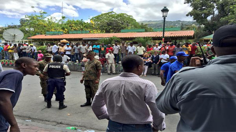 Fuentes policiales informaron que se han registrado protestas aisladas en varios centros de la capital.