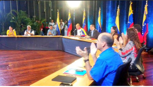 Autoridades del Estado venezolano se reúnen con trabajadores de los ministerios.