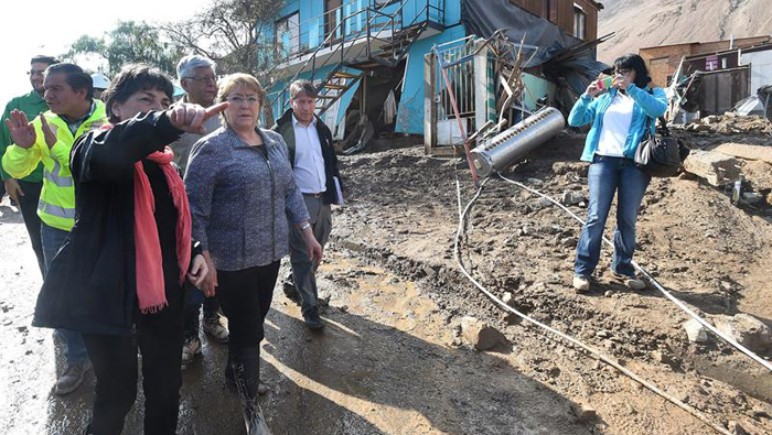 Bachelet viajó hoy al norte del país para evaluar en terreno los daños causados por aluviones causados por un temporal.