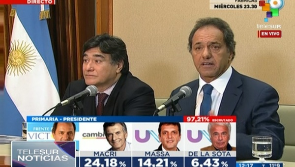 Argentina's Ruling party candidate Daniel Scioli (R) during a press conference in Buenos Aires, Aug. 10, 2015.
