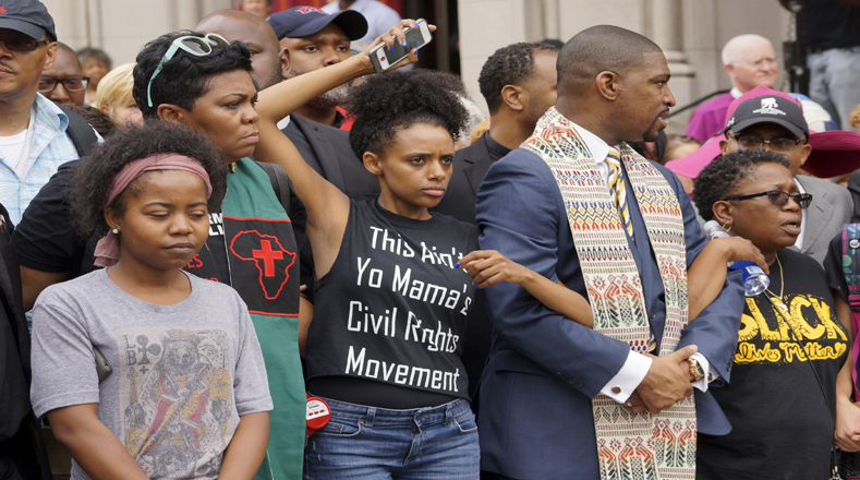 Durante la manifestación, los afroamericanos condenaron la violencia racial en Estados Unidos. 
