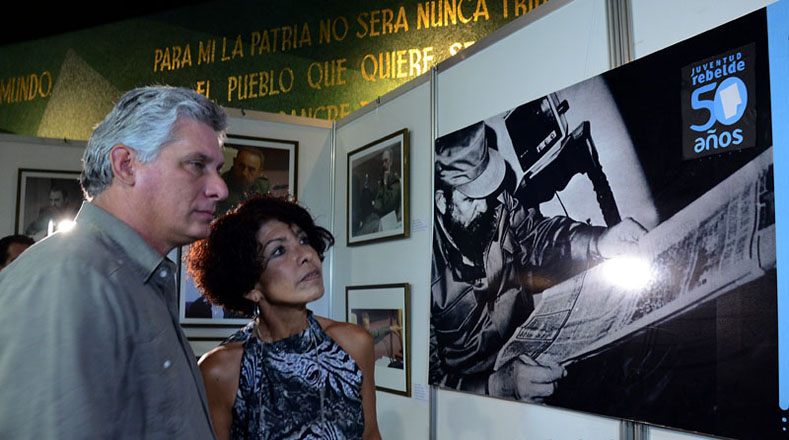 La muestra fotográfica fue inaugurada por el primer vicepresidente de los Consejos de Estado y de Ministros, Miguel Díaz Canel, junto con la directora del rotativo Marina Menéndez.