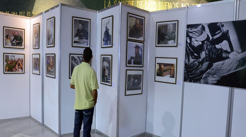 La exposición muestra a Fidel Castro en momentos en que el Líder revolucionario compartía con el pueblo e incluso con personalidades extranjeras.