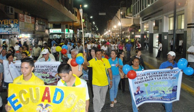 Organizaciones sociales marchan para respaldar a Correa ante la convocatoria a paro