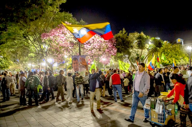 Miles de personas apostadas en la Plaza Grande para apoyar a Rafael Correa