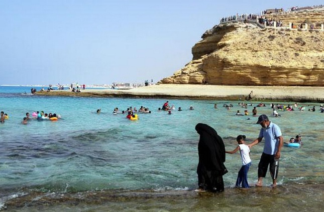 Las costas egipcias están repletas de gente que busca evitar la sofocación