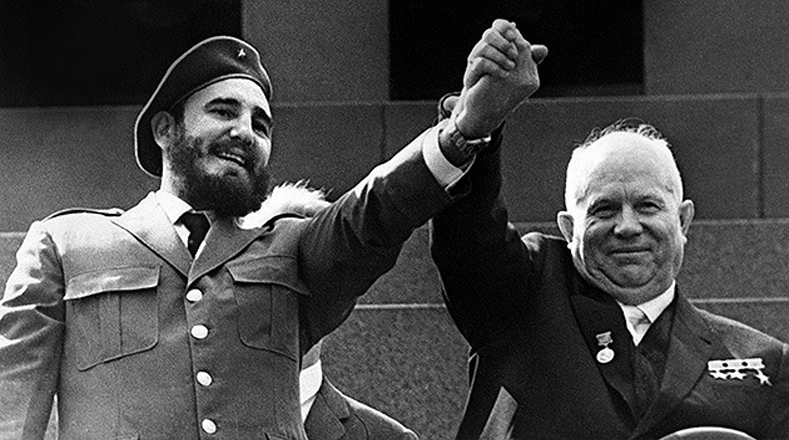 En el marco de una visita de cuatro semanas a Moscú, Fidel Castro se reunió con líderes de la Unión Soviética. En esta imagen, alza la mano del líder soviético Nikita Jruschov.