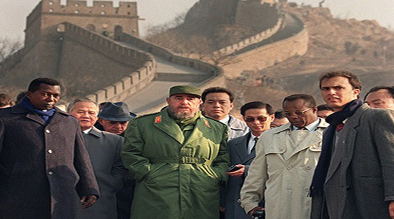 En diciembre de 1995 el líder histórico de la Revolución Cubana realizó una visita oficial de nueve días a China. En la imagen vemos a Fidel Castro en compañía de funcionarios chinos en la sección Badaling de la Gran Muralla China.