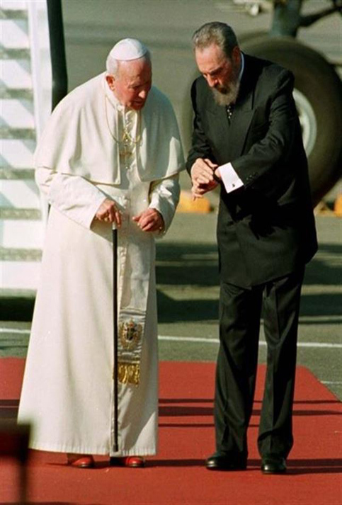En enero de 1998, el presidente de Cuba recibió al papa Juan Pablo II en una visita de cinco días a la isla. 