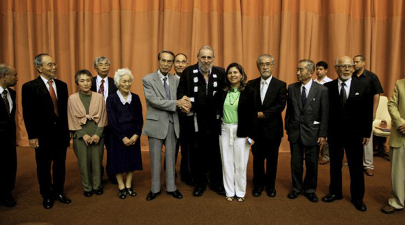 El 2 de marzo de 2012, el expresidente cubano se reunió en el Palacio de las Convenciones de La Habana, con los “hibacushas”, sobrevivientes del ataque nuclear de Hiroshima y Nagasaki.