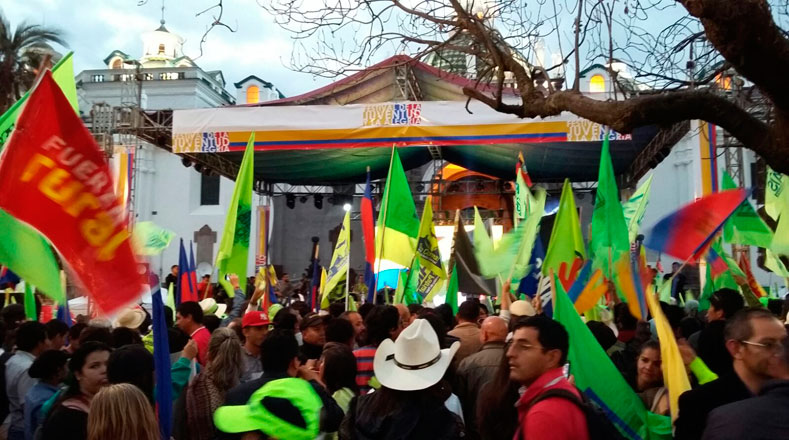 En la marcha de apoyo a la Revolución Ciudadana se vivió un ambiente de fiesta y alegría pese a intentos de opositores de generar actos de violencia.