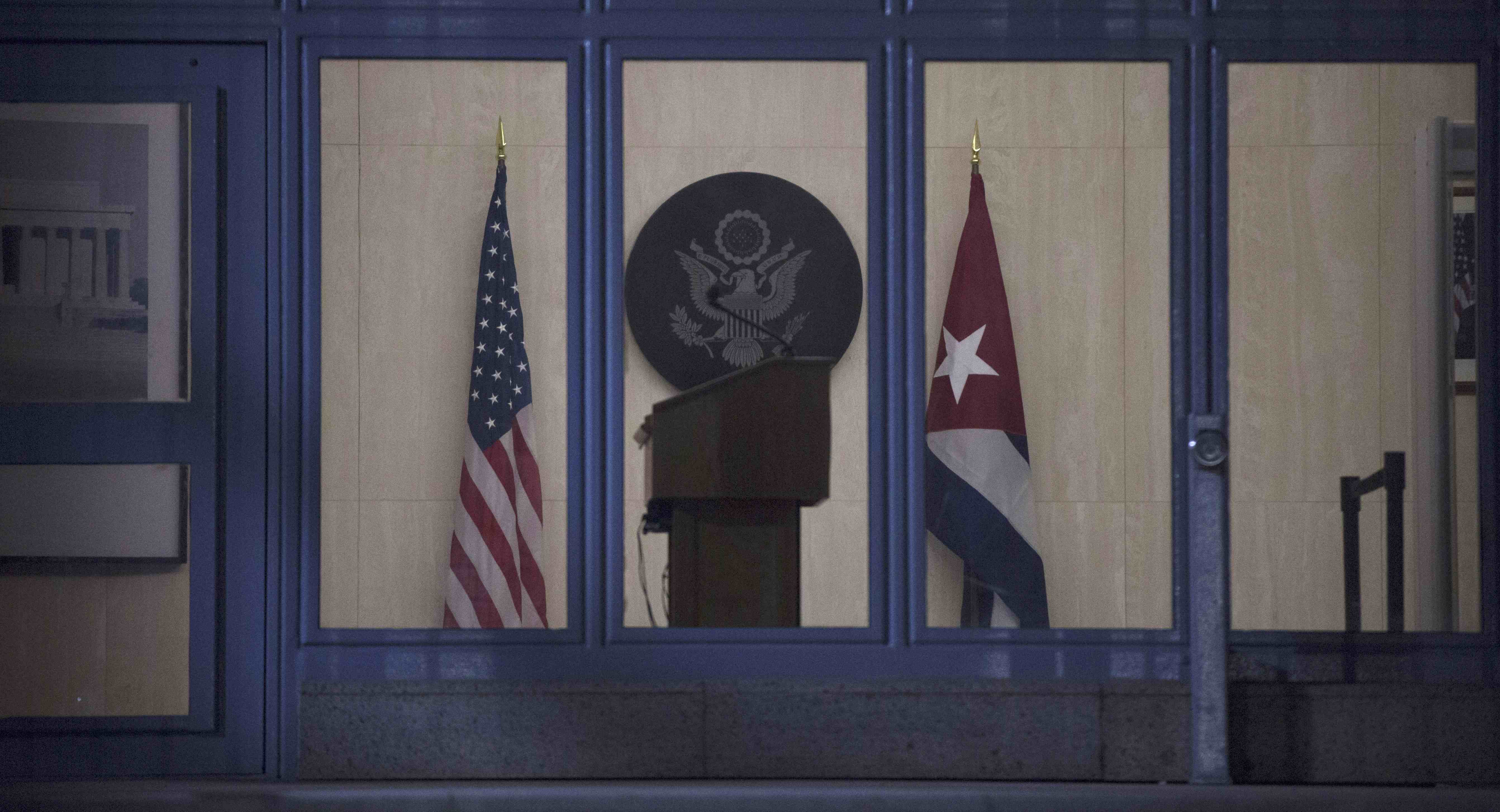 Ya las banderas de Estados Unidos y Cuba se ven en la embajada norteamericana ubicada en La Habana.