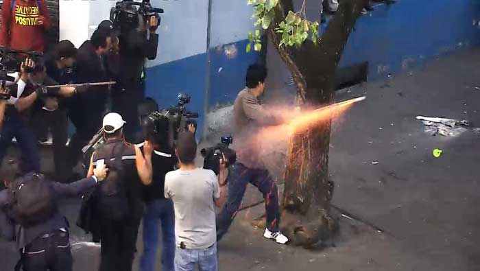 Opositores violentos agredieron a varios funcionarios policiales