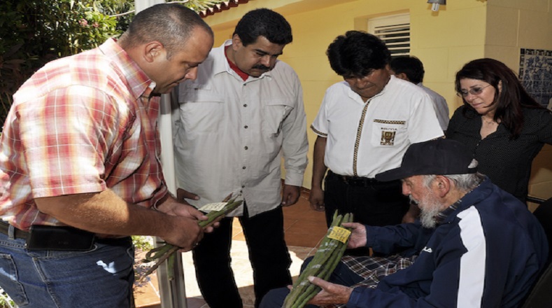 A propósito del cumpleaños 89 de Fidel, los mandatarios de Venezuela y Bolivia lo visitaron en su residencia y le entregaron regalos. 